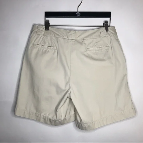 GAP women’s khaki shorts with pockets size 8 - Picture 2 of 6